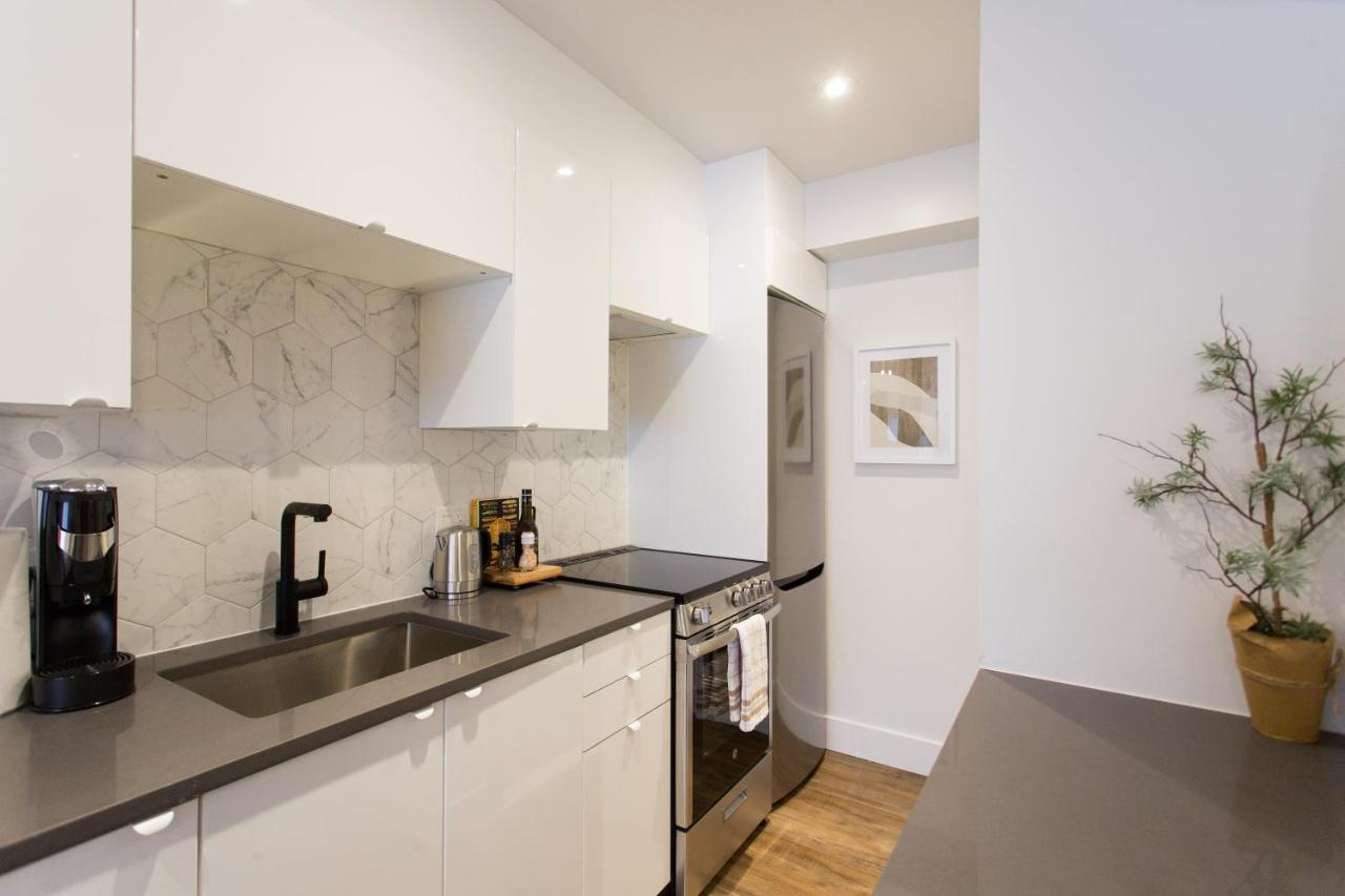 Blue Oasis Studio With Full Kitchen And Bath By Den Stays มอนทรีอัล ภายนอก รูปภาพ